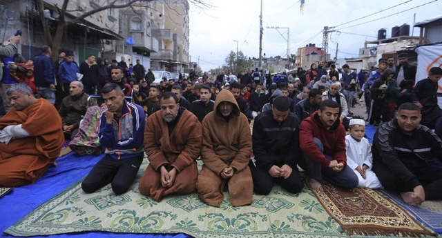 Muslime in Rafah beim Gebet in einer zerstrten Moschee.  | Foto: Mohammed talatene (dpa)