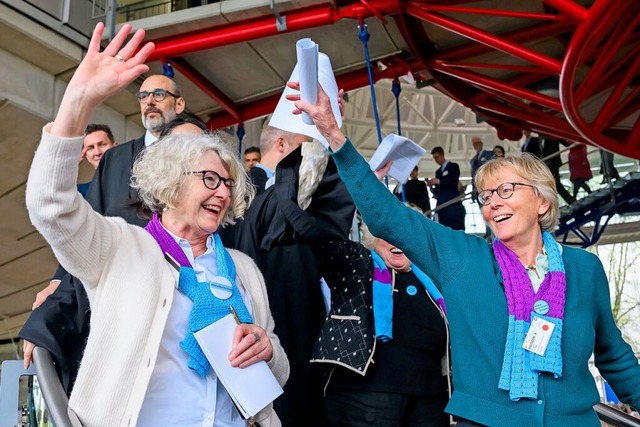 Die Klimaseniorinnen aus der Schweiz freuen sich ber das Urteil.  | Foto: Jean-Christophe Bott (dpa)