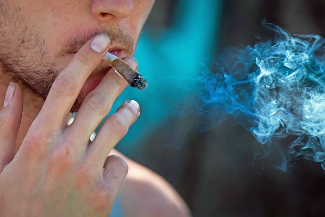 Ein junger Mann raucht sein medizinisches Cannabis.  | Foto: Arne Immanuel Bnsch