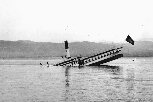 Kein Unglck, sondern ein geplanter Un...&#8220; verschwindet 1933 im Bodensee.  | Foto: Schiffsbergeverein