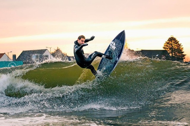Gibt es solche Bilder bald in Lahr zu ...ner potenziellen Surfpool-Technologie.  | Foto: Allwaves.surf