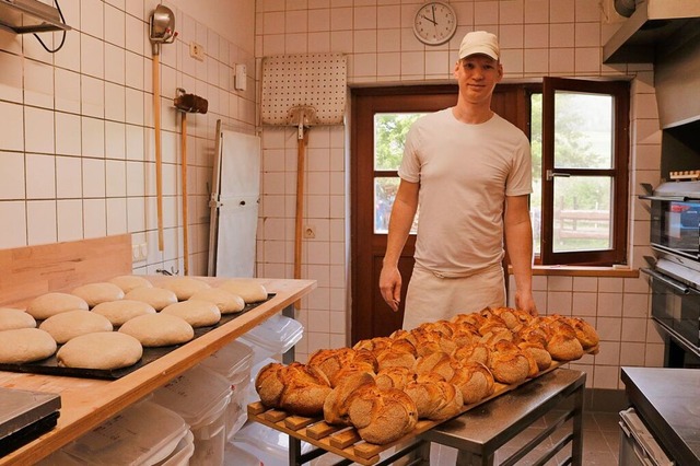 Sebastian Ehret (39) steht meist allei...usen. Dort backt er im Steinofen Brot.  | Foto: Verena Mller-Baltes