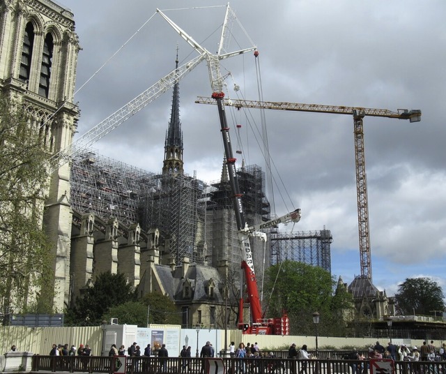 Das Gerst um Notre-Dame wird wieder abgebaut.  | Foto: Sabine Glaubitz (dpa)