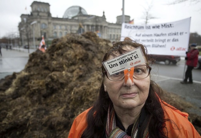 Attac-Protest mit  Misthaufen am Reich... der Gemeinntzigkeit weniger Spenden.  | Foto: Jrg Carstensen