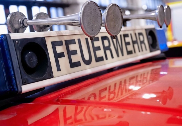 Die Feuerwehr Schopfheim rckte mit se...as Feuer am Fahrzeug und der Hauswand.  | Foto: Sven Hoppe (dpa)