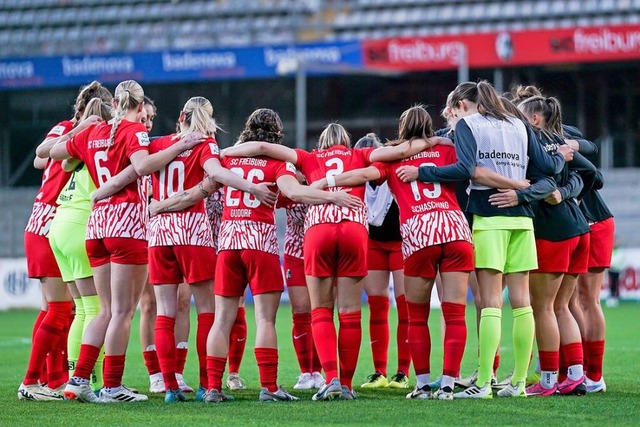 Die SC-Fuballerinnen haben gegen Wolf... sie als Team ber sich hinauswachsen.  | Foto: IMAGO/Daniela Porcelli / SPP