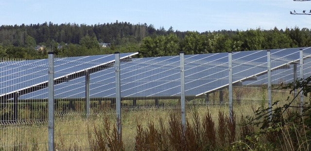 Solche Anlagen wie der Solarpark im Mu...ahme dar. Das knnte sich bald ndern.  | Foto: sax_la_mu_solarpark 1.jpg