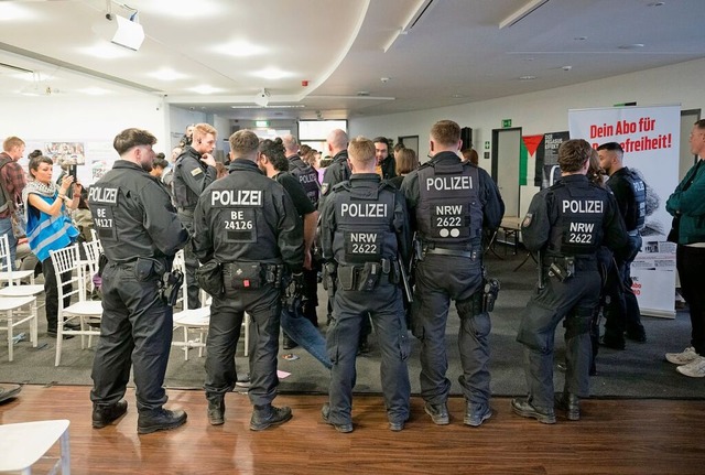 Polizeibeamte stehen, nachdem die Poli...altung bereits vorlufig unterbrochen.  | Foto: Sebastian Gollnow (dpa)