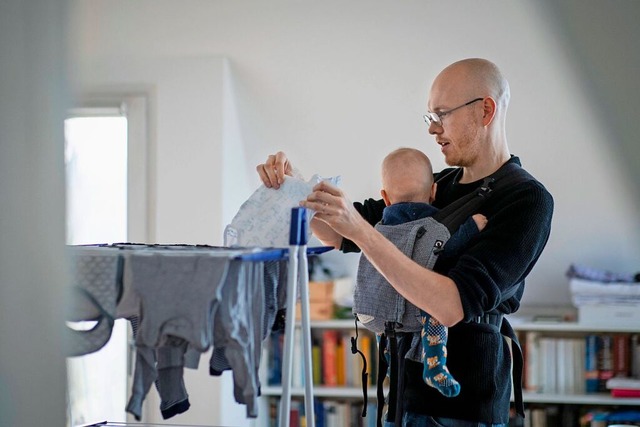 Ein Vater, der sich um Kind und Haushalt kmmert  | Foto: Janine Schmitz/photothek.de via www.imago-images.de