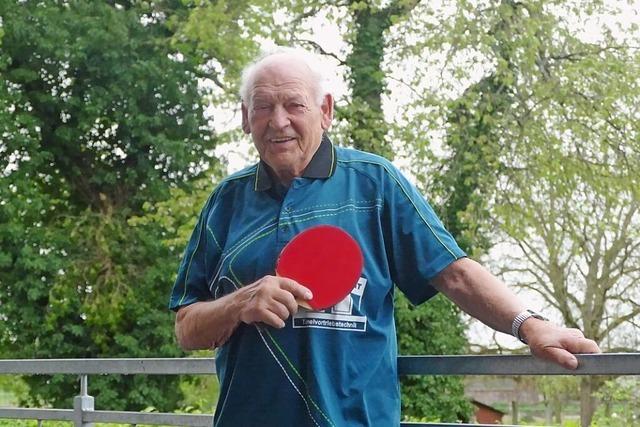 Beim Tischtennisspiel kennt dieser 90-jhrige Meienheimer keine Schmerzen