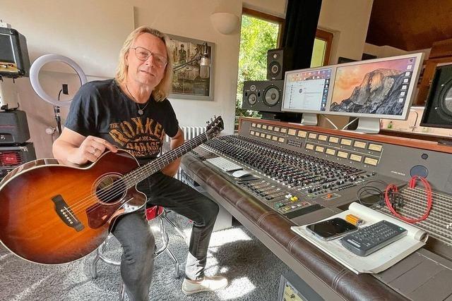 Michael Voss produziert in Mnstertal Lieder von Slash und Udo Lindenberg auf einem frheren Mischpult der Bee Gees