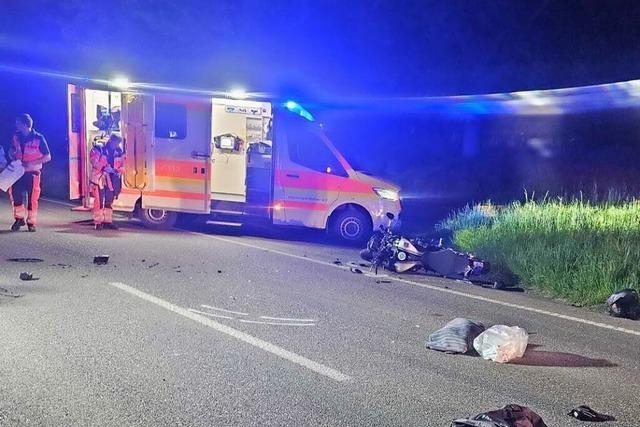 Auto kracht am Schliengener Berg in Motorrad – Hubschrauber bringt schwer verletzte Person in Klinik