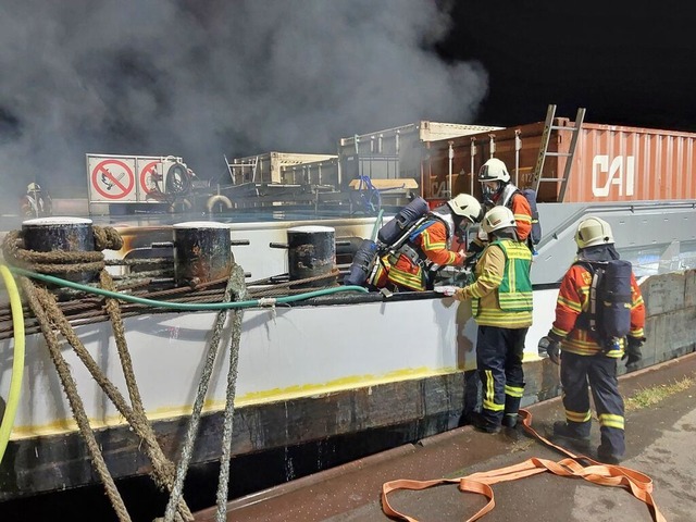 2023 war die Weiler Feuerwehr auch bei einem Schiffsbrand gefordert.  | Foto: Feuerwehr Weil am Rhein