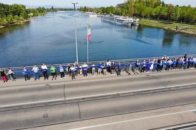 Menschenkette ber den Rhein wirbt fr Bahnbau nach Colmar