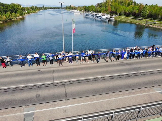 Die Menschenkette fr den Bau einer Ba...ich ber die Rheinbrcke bei Breisach.  | Foto: Patrick Kerber