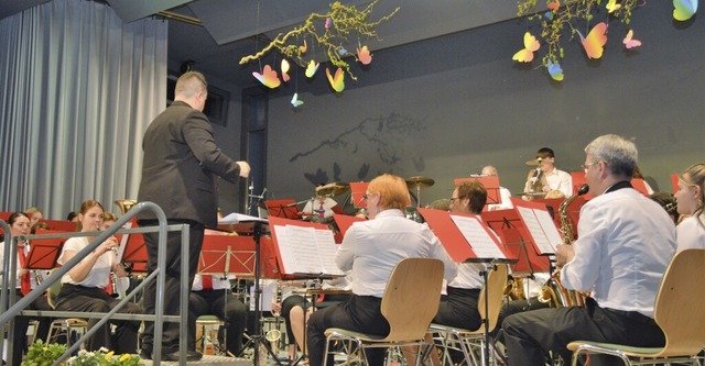 Der Musikverein Minseln berzeugte bei...it dem neuen Dirigenten Thomas Schmid.  | Foto: Edgar Steinfelder