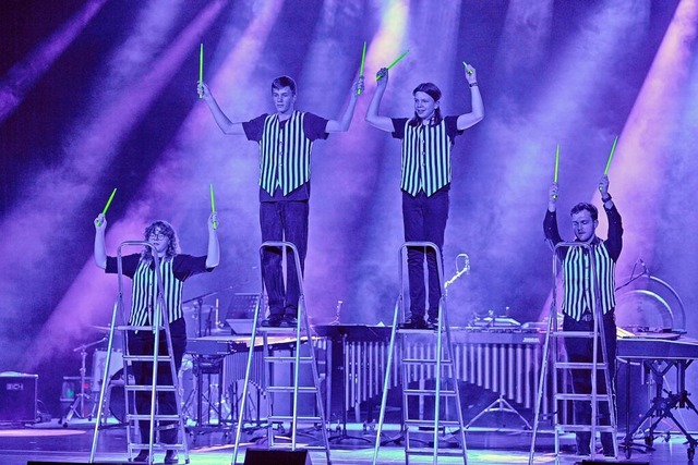 Hoch hinaus auf vier Aluleitern: Vier Drummer im Parktheater  | Foto: Michael Bode