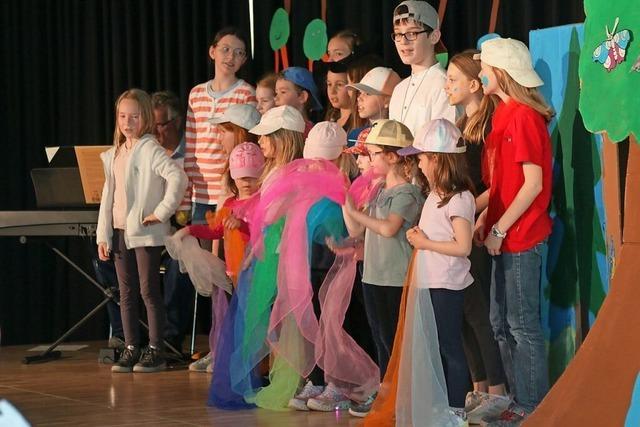 Zwei Schlerinnen schreiben fr das Jubilum der Musikschule Lrrach ein originelles Theaterstck