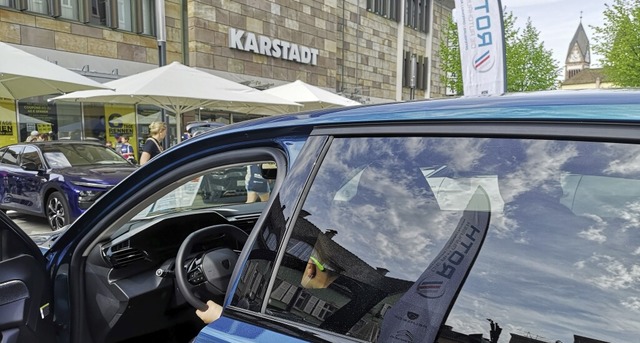 Auch bei Karstadt, dem Dauersorgenkind...ie Autos sorgten drauen fr Frequenz.  | Foto: Ralf Burgmaier