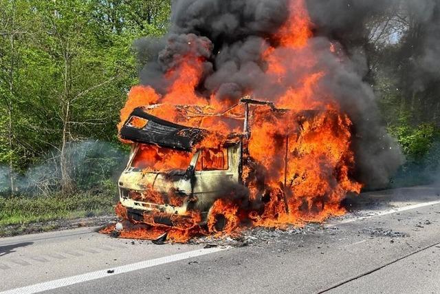 Wohnmobil brennt auf der Autobahn 5 bei Teningen aus – Verkehr wird abgeleitet