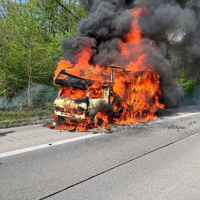 Ein Wohnmobil fing auf der A5 bei Teningen Flammen und brannte vllig aus.  | Foto: Feuerwehr Teningen
