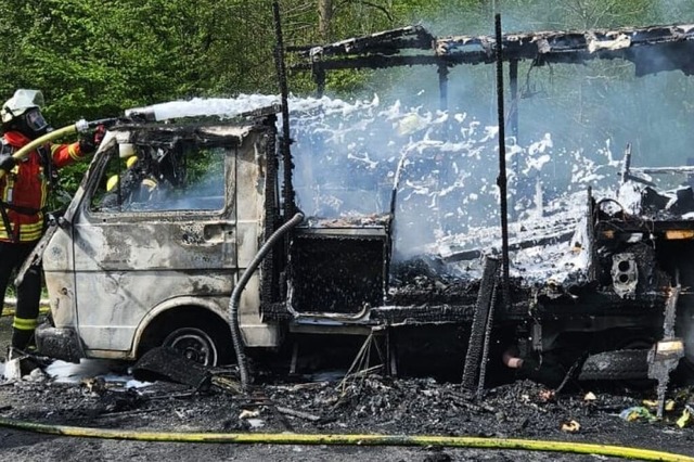 Ein Wohnmobil fing auf der A5 bei Teningen Flammen und brannte vllig aus.  | Foto: Feuerwehr Teningen
