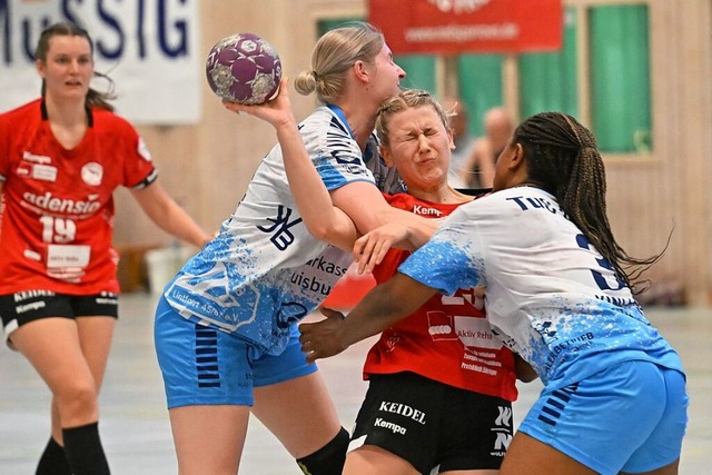 So wird in der zweiten Handball-Bundes...Freiburgerin Nelli Hautz in die Zange.  | Foto: Achim Keller