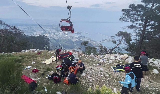 Rettungskrfte bergen am Samstag Passa... der Seilbahn in der Nhe von Antalya.  | Foto: Uncredited (dpa)