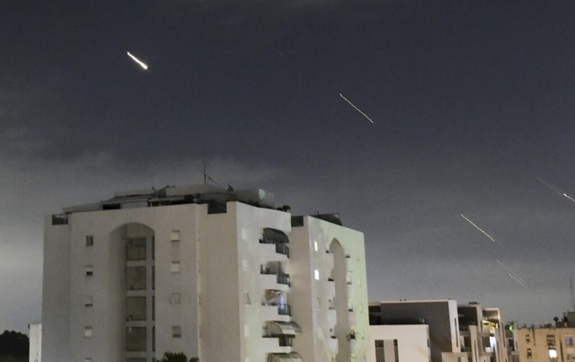 Israels Luftabwehrsystem Iron Dome feu...m Iran abgefeuerte Raketen abzufangen.  | Foto: Tomer Neuberg (dpa)