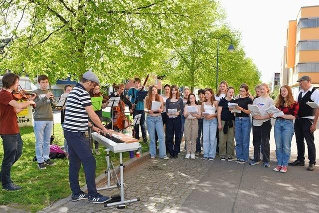 Waldorfschler geben in Freiburg kleine berraschungskonzerte gegen die Traurigkeit