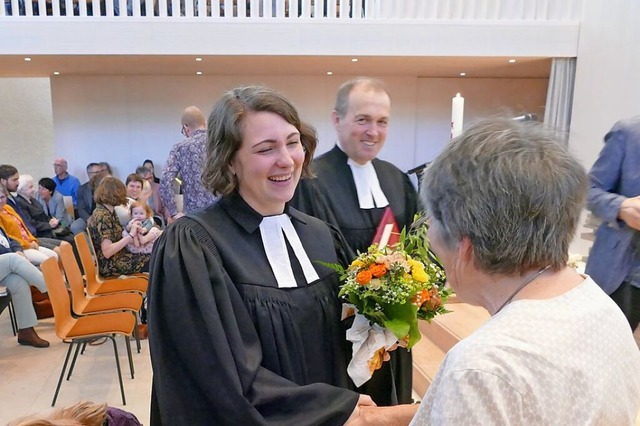 Ursula Wlker (r.) heit Pfarrerin Sar...ulze, der ihre Verpflichtung bernahm.  | Foto: Sylvia Sredniawa