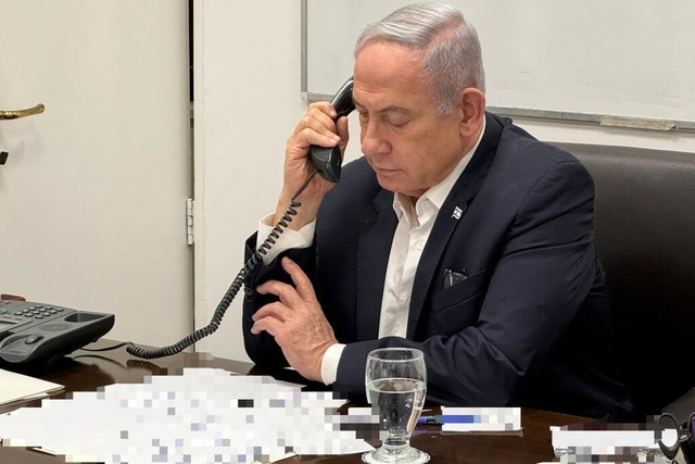 Dieses vom Pressebro der israelischen...inem Telefonat mit US-Prsident Biden.  | Foto: --- (dpa)