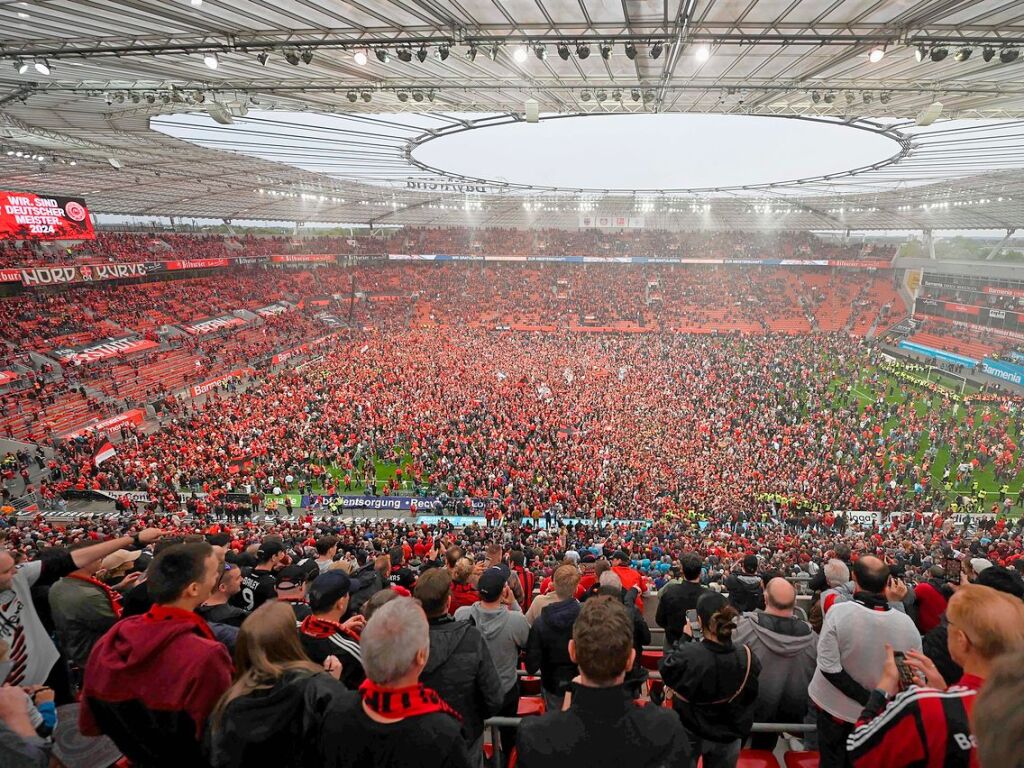 Ekstase pur in der Bay-Arena in Leverkusen: Fans und Mannschaft feiern den ersten Meistertitel der Vereinsgeschichte fr Bayer 04 Leverkusen. Bereits fnf Spieltage vor Schluss ist Leverkusen nicht mehr einzuholen.