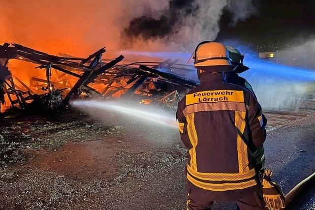 84 Feuerwehrleute sind beim Brand einer Scheune in Lrrach-Haagen im Einsatz