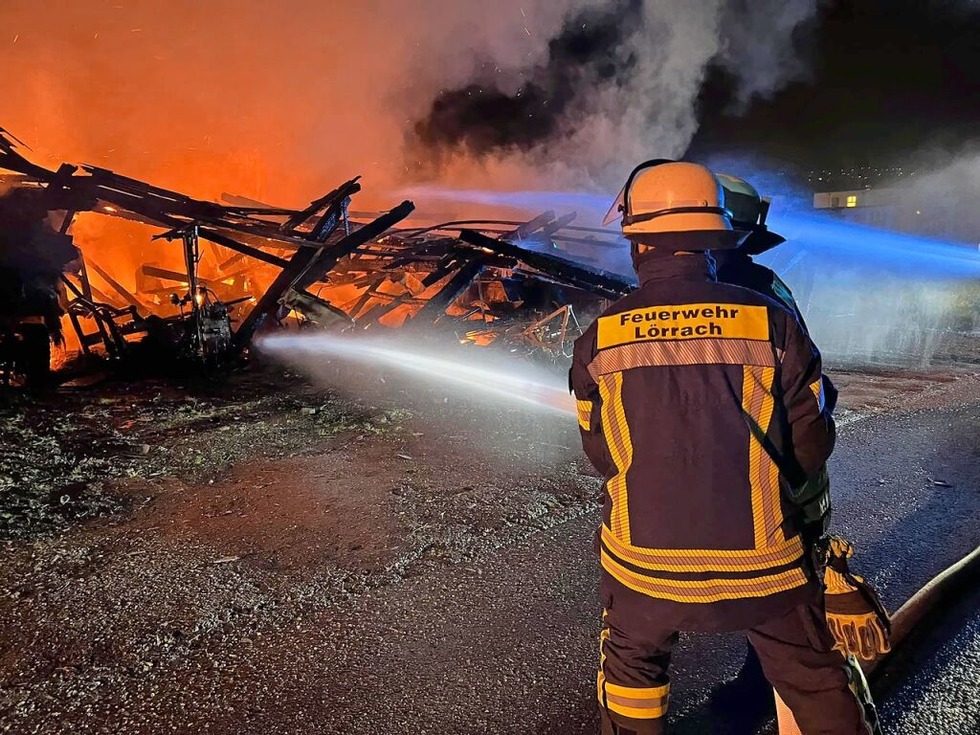 84 Feuerwehrleute sind beim Brand einer Scheune in LörrachHaagen im