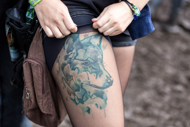 Wie sich ein Tattoo mit den Jahren ver...eiligen Krperstelle und vom Motiv ab.  | Foto: Carlotta Huber