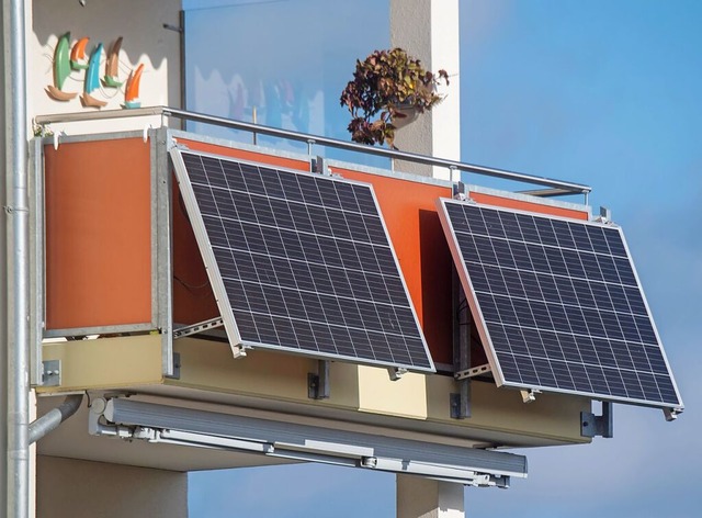 Mit Solarpaneelen am Balkon kann man eigenen Strom erzeugen.  | Foto: Stefan Sauer (dpa)