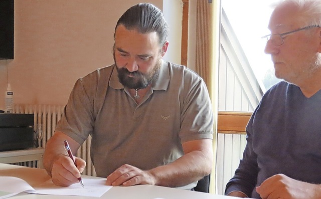Urs Strittmatter (links) bei der Unterzeichnung mit Fred Thelen  | Foto: Gerd Leutenecker
