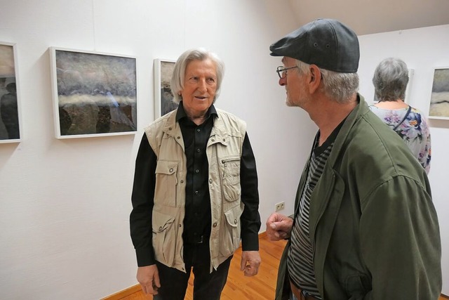 Heinrich Graf (links) im Gesprch mit einem Kunstliebhaber  | Foto: Heidrun Simoneit