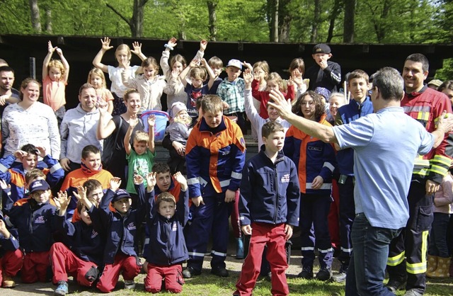 Den Erfolg der Holzhauser Waldputzede ...orsteher Rolf Lorenz mit den Helfern.   | Foto: Horst David