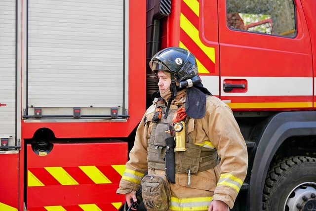 Feuerwehr-Kommandant Roman in voller E...hutzweste soll bei Explosionen helfen.  | Foto: Till Mayer