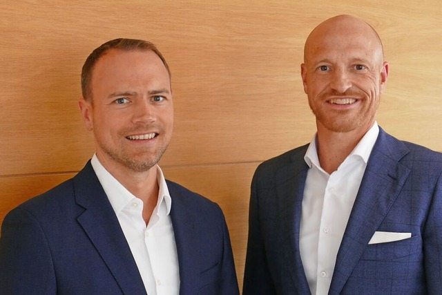 Patrick Heil und Fritz Schultis (v.l.)... Vorstand der Volksbank Breisgau-Nord.  | Foto: Philipp Peters