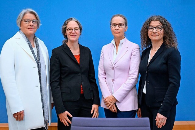 Claudia Wiesemann (von links), Frieder...n Abschlussbericht der Kommission vor.  | Foto: Britta Pedersen (dpa)