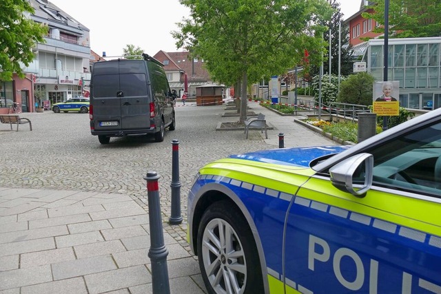 Die Polizei war bis zum Nachmittag mit...zeug der Spurensicherung am Lammplatz.  | Foto: Frank Schoch