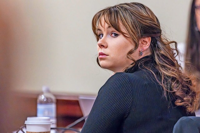 Hannah Gutierrez-Reed, ehemalige Waffe...in ihrem Prozess im Bezirksgericht zu.  | Foto: Luis Snchez Saturno (dpa)