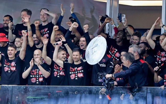 Feiern, aber (noch) nicht zu viel: Tra... rechts) und seine Leverkusener Profis  | Foto: Rolf Vennenbernd (dpa)