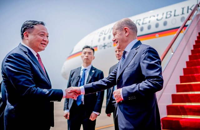Bundeskanzler Olaf Scholz (SPD, rechts... zum Abschluss Prsident Xi in Peking.  | Foto: Michael Kappeler (dpa)