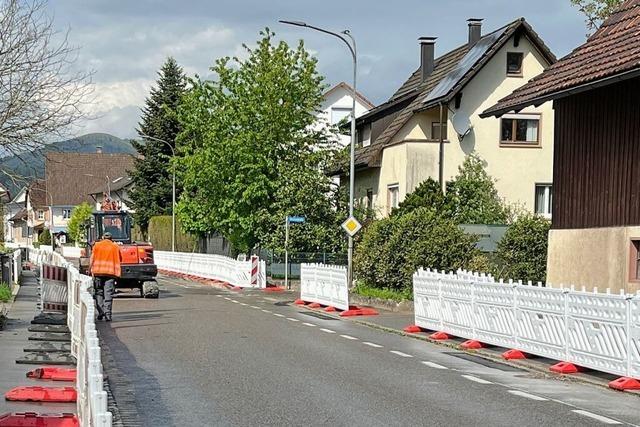 Strae gesperrt: Ortsdurchfahrt von Langenau erhlt Flsterasphalt