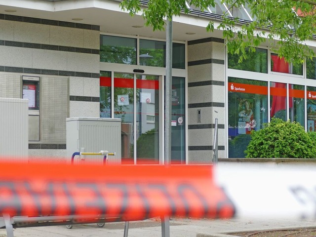Im Bad Krozinger Zentrum haben Unbekan...ucht, einen Geldautomaten zu sprengen.  | Foto: Frank Schoch