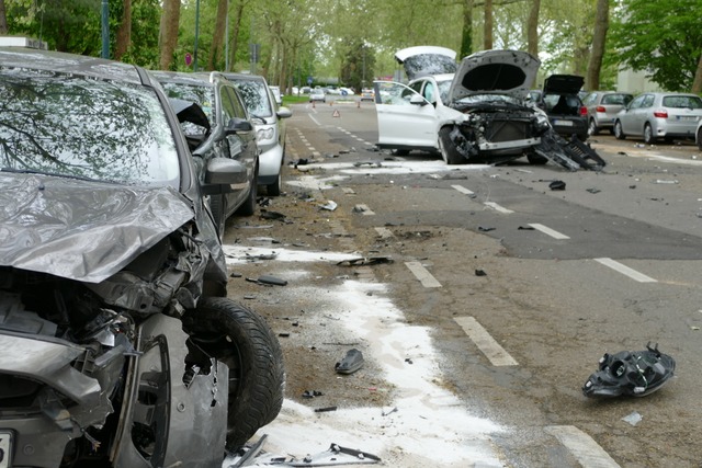 Bei dem Unfall wurden auch parkende Au...f der Strae lagen viele Trmmerteile.  | Foto: Alena Ehrlich